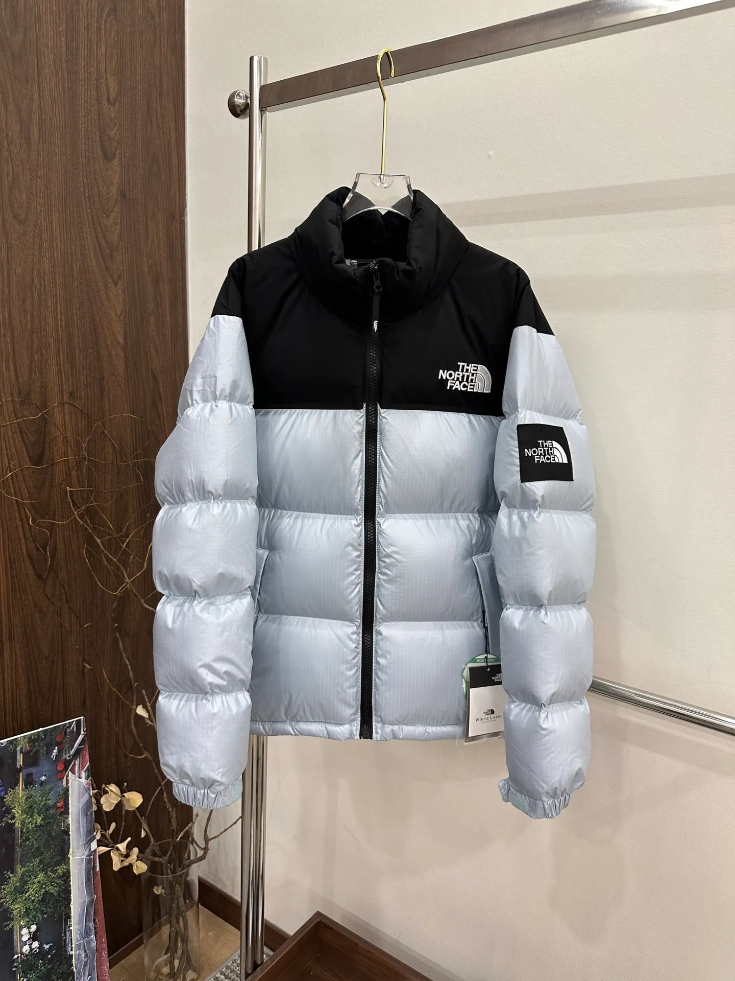 Top original version 💰P310 Style number: Y 101 #etherblue The North Face /North Face Large plaid Same Style down jacket for men and women Trend vane Kanye Same Style! The pure original national standard 90 white duck down is fluffy and full, and has strong outdoor functions. The outer and inner fabrics are waterproof and have strong adhesive strength, which is water-proof, and the down filling is up to 350g! Don’t miss this super nice down jacket~. Feel free to wear Versatile, and feel free to go to the snow in winter. Complete range of water-washable laser markings! Black technology 3M waterproof treatment, regardless of rain and snow in winter! YKK original zipper restores Authentic, you deserve it this autumn and winter! Size:XS-XXL